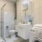Апартаменты Sea-side Escape In - Sleeps 6 *