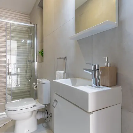 Sea-side Escape In - Sleeps 6 * Sliema