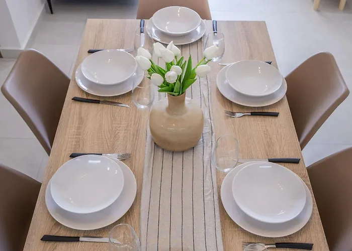 Sea-side Escape In - Sleeps 6 * سليمة